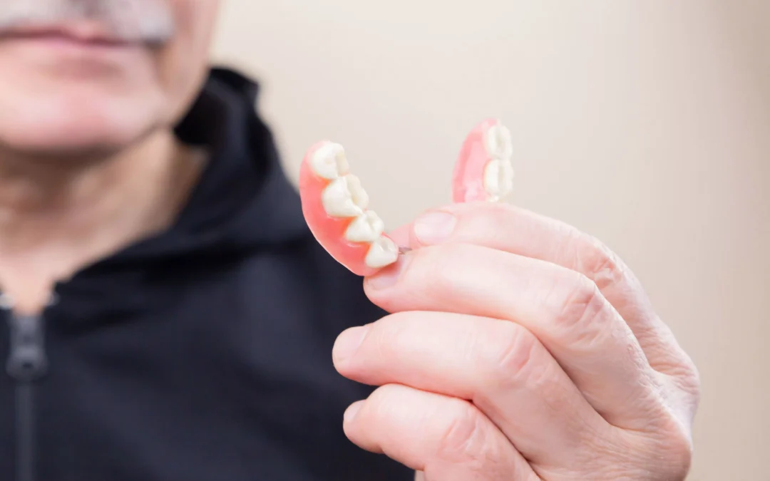 Elastinės ir įprastos išimamos dantų plokštelės: ką verta žinoti prieš pasirenkant?